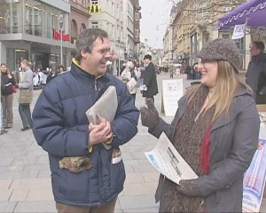 BüSo-Spitzenkandidat
Alexander Hartmann diskutiert mit einer Passantin.