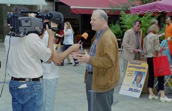 Hartmut Cramer bei einem Interview mit Pressevertretern des hessischen Rundfunks