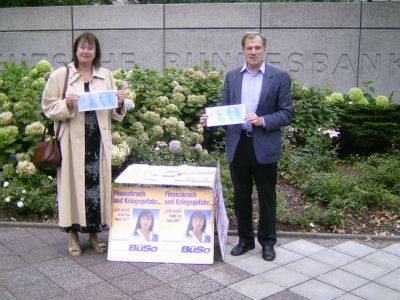 Helga Zepp-LaRouche und Michael Weißbach vor der dem Bundesbank-Gebäude in Frankfurt