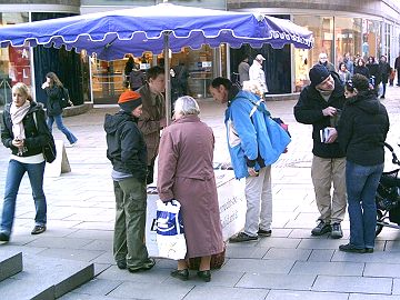 Infostand in der Innenstadt von Wiesbaden