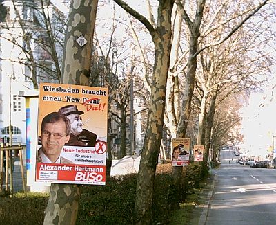 Plakate in der Innenstadt von Wiesbaden